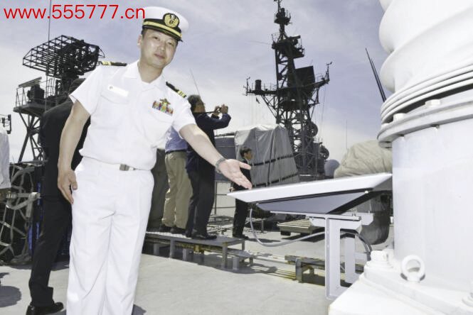 自保队官员展示舰上的“星链”天线。